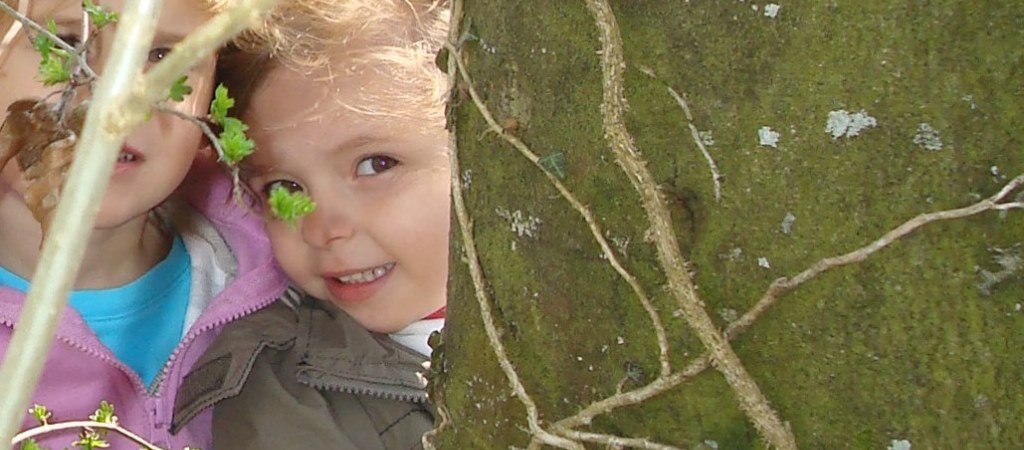 Kinder vor Spielhuus